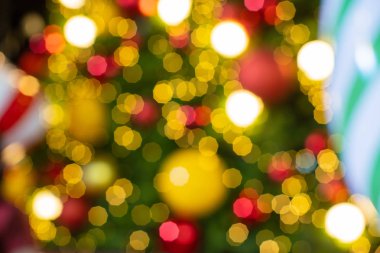Soyut renkli ışıklar bulanıklık ve Noel ağacı sarı, kırmızı, mavi, yeşil, altın Chrismas, yeni yıl Vintage tarzı bokeh.