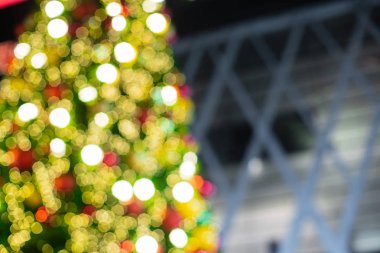 Soyut renkli ışıklar bulanıklık ve Noel ağacı sarı, kırmızı, mavi, yeşil, altın Chrismas, yeni yıl Vintage tarzı bokeh.