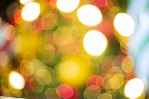 抽象五颜六色的灯光模糊和波克的圣诞树黄色 金色的圣诞节 新年复古风格 — 图库照片