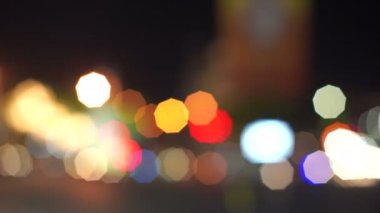 Soyut renkli ışıklar bulanıklık ve güzel vintage enneagon, pentagon bokeh sokak ışıkları siyah arka plan gece hayatı yolda araba çalışıyor.