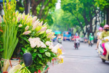 Hanoi Vietn yolda yerel pazarda bisiklet çiçek pazarı