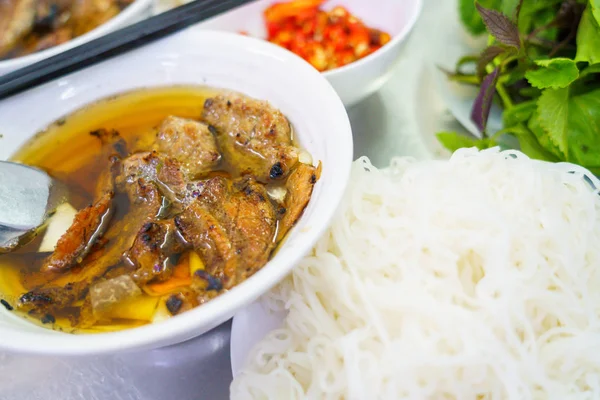 Bun Cha con carne di maiale alla griglia, tagliatelle di riso, verdure e zuppa in v — Foto Stock