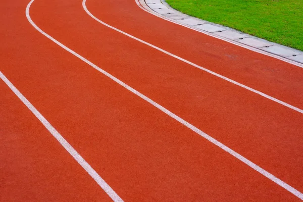 Pista de corrida vermelha com linhas brancas no estádio de esporte ao ar livre, sid — Fotografia de Stock