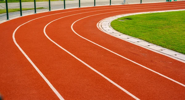 Pista de corrida vermelha com linhas brancas no estádio de esporte ao ar livre, sid — Fotografia de Stock