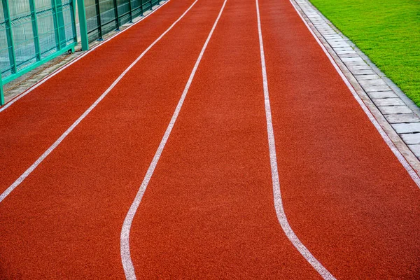 Pista de corrida vermelha com linhas brancas no estádio de esporte ao ar livre, sid — Fotografia de Stock