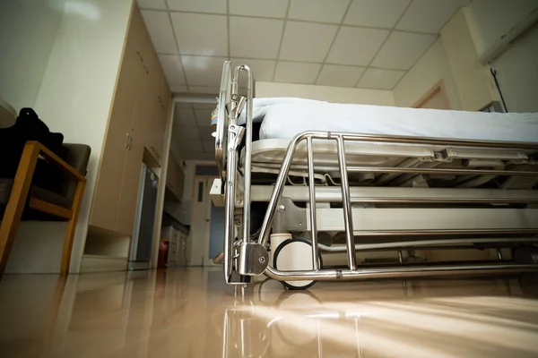 침대를 선택하여 병원내아픈 환자의 정맥내의 식염수 튜브를 의사가 검사를 기다리는 — 스톡 사진