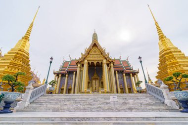 BANGKOK / THAILAND-JUNE 14: Wat Phra Kaew, wat Phra Si Rattana Satsadaram ya da Zümrüt Buda Tapınağı girişi altın sarısı Hor Phra Rajkoramanusorn şehir simgesi 06: 14 2020