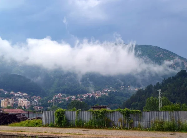 Paisaje Una Nube Blanca Descendió Sobre Pueblo Pie Una Montaña — Foto de Stock