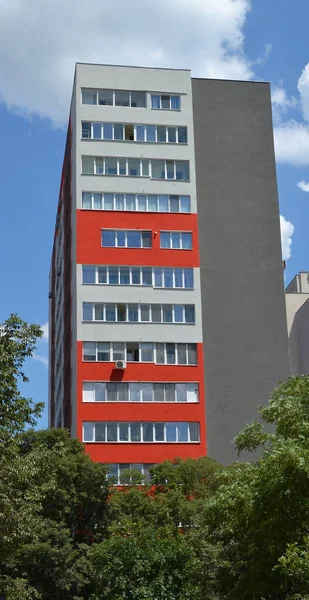 Kırmızı ve beyaz renk çizgili boyalı beri tipik gri çok katlı bina alışılmadık, benziyor
