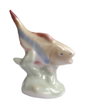 Beyaz arka plan üzerinde izole porselen biblo küçük balık (sağdan görünüm)                               