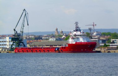 Bağlantı noktası Park ederken kırmızı deniz kargo gemisiyle                               