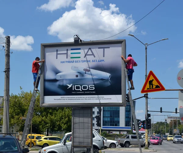 Βάρνα Βουλγαρία Ιουλίου 2018 Δύο Εργαζόμενοι Διαφημιστικής Αφίσας Για Ηλεκτρονικά — Φωτογραφία Αρχείου
