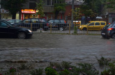 Varna, Bulgaristan, 26 Temmuz 2018. Bir buçuk saat süren bir duş Varna sahil beldesi geçti. Su akışı hem karayolu hem de yaya kaldırımları sular altında