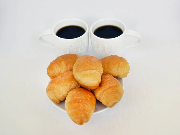 Två Små Vita Koppar Kaffe Och Några Croissanter Vita Tefat — Stockfoto