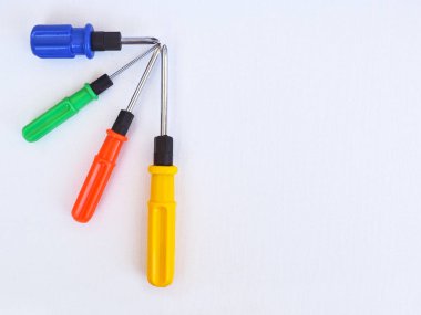 Işık tekstil, en iyi görünüm, üzerinde mavi, yeşil, kırmızı ve sarı kulplu farklı boyutlarda dört tornavida alanı Kopyala