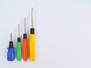 Işık tekstil, en iyi görünüm, üzerinde mavi, yeşil, kırmızı ve sarı kulplu farklı boyutlarda dört tornavida alanı Kopyala