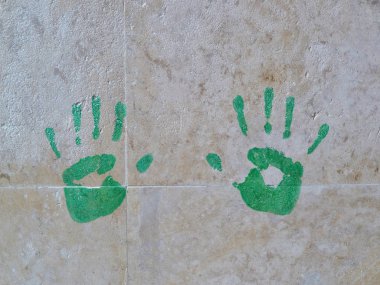 Mermer fayans yakın çekim duvarda yeşil el izleri