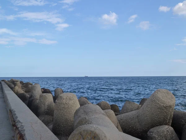 Nyugodt Seascape Nyári Napsütésben Megtekinteni Egy Régi Móló Tetrapodák — Stock Fotó