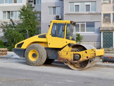 Sarı kombinasyonu asfalt kompaktör yol inşaat bölgesine yakın konut binası, yan görünüm, yaz, gün yerinde