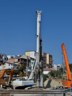 Varna, Bulgaristan, Ağustos 2018. Yol inşaat çalışmaları yerinde İnşaat Makinaları: şahmerdan, ekskavatör, kamyon vinç ve kamyon