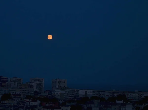 Pleine Lune Teinte Rougeâtre Éleva Dessus Ville Balnéaire Endormie — Photo