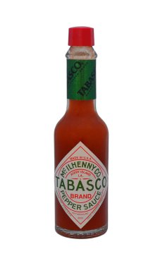 Acı biber sosu ile küçük şişe Tabasco beyaz bir arka plan üzerinde izole.