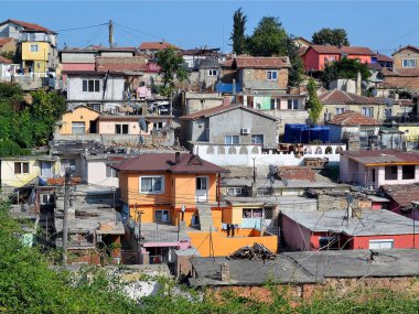 Varna, Bulgaristan, Ağustos 2018. Çingene çeyrek Varna yoğun inşa edilmiştir bir ve iki katlı çok renkli binalar