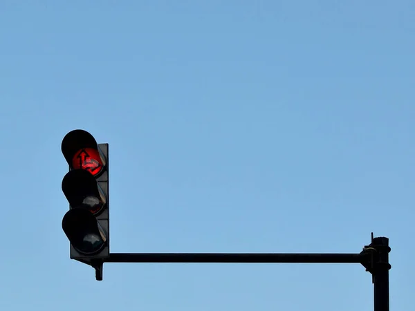 Feu Rouge Installé Sur Poteau Dessus Une Chaussée Contre Ciel — Photo