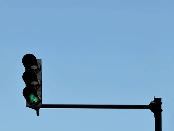 Semáforo Verde Instalado Poste Acima Uma Estrada Contra Céu Azul — Fotografia de Stock