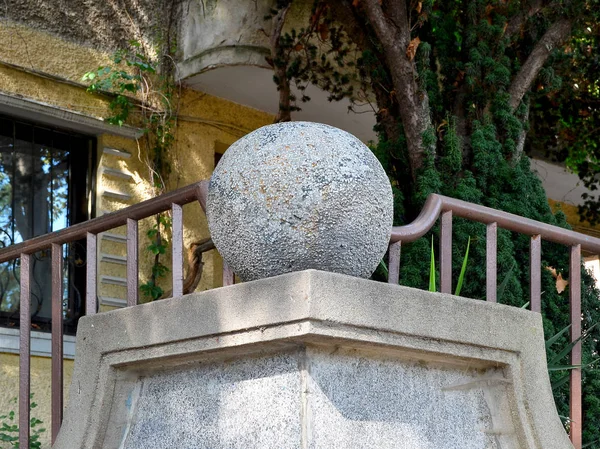 Kamenná Koule Podstavci Zdobí Rohu Oplocení Betonu Kovu Slunečný Den — Stock fotografie