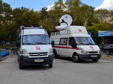 Varna, Bulgaristan, 15 Eylül 2018. Bulgar Ulusal Televizyon Kültür Sarayı ve spor voleybol Erkekler Dünya Şampiyonası için Varna yakınındaki iki minibüs