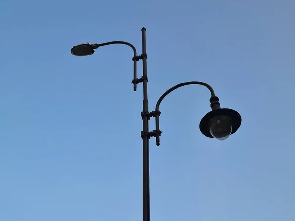 青空の下のビューに対して つのライトと街路灯 — ストック写真