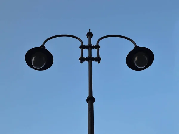Lampy Uliczne Dwa Światła Przeciw Błękitne Niebo Widok Dołu — Zdjęcie stockowe