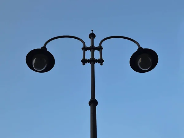 Straat Lamp Met Twee Lichten Tegen Een Blauwe Hemel Onderste — Stockfoto