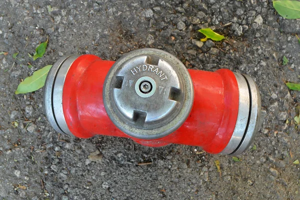 红色金属消火栓在老灰色沥青的背景上看法关闭 — 图库照片