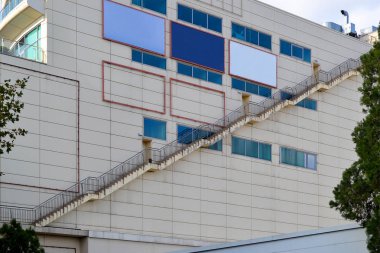 Uzun bir merdiven kat birden acil çıkışlar bir büyük alışveriş ve eğlence merkezinin Dış duvardaki bağlanır