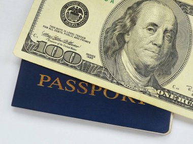 Yüz dolarlık banknot üzerinde mavi pasaporta yakın çekim