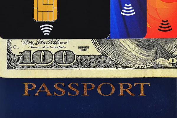 青いパスポート 100 ドルのビルと つの異なるクレジット カードをクローズ アップ — ストック写真