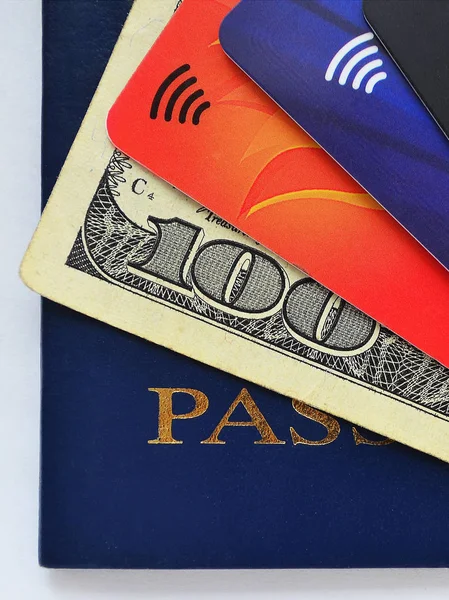 Blauwe Paspoort Honderd Dollar Bill Drie Verschillende Creditcards Close — Stockfoto