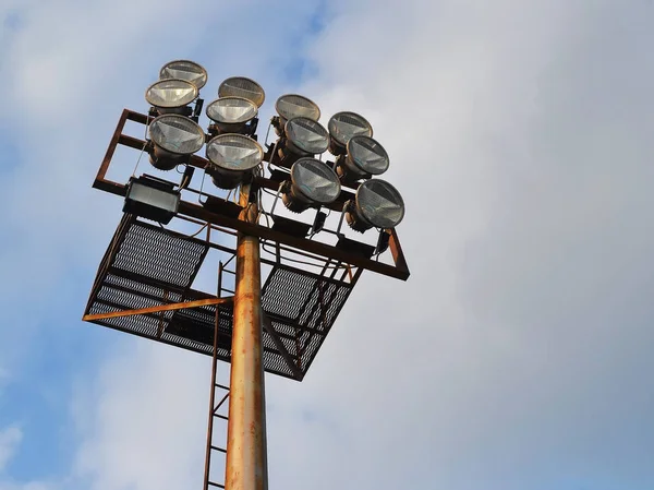 Mastro Iluminação Com Holofotes Poderosos Sobre Estádio Contra Espaço Cópia — Fotografia de Stock