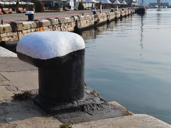 Borne Amarrage Navire Noir Blanc Sur Bord Jetée Dans Port — Photo