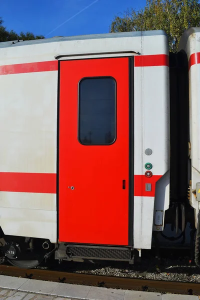 Nahaufnahme Der Roten Tür Eines Weißen Personenzugwagens Auf Dem Bahnsteig — Stockfoto