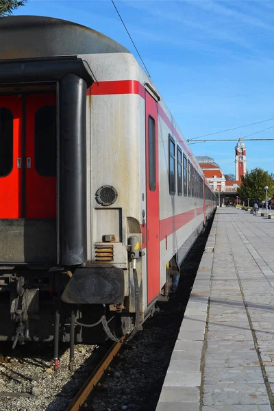 Widok Ostatni Biały Pasażer Pociąg Samochód Stacji Kolejowej Ciągu Dnia — Zdjęcie stockowe