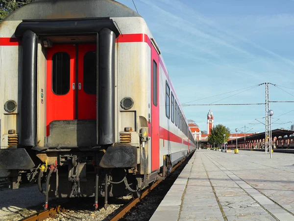 Widok Ostatni Biały Pasażer Pociąg Samochód Stacji Kolejowej Ciągu Dnia — Zdjęcie stockowe