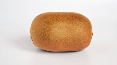 Beyaz bir arka plan üzerinde kahverengi kaba cilt ile soyulmamış kivi yakın çekim