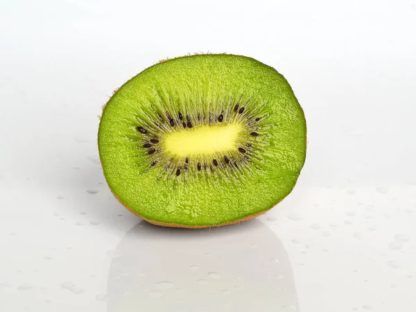 Metade Fruta Kiwi Fundo Branco Brilhante Com Gotas Água Perto — Fotografia de Stock