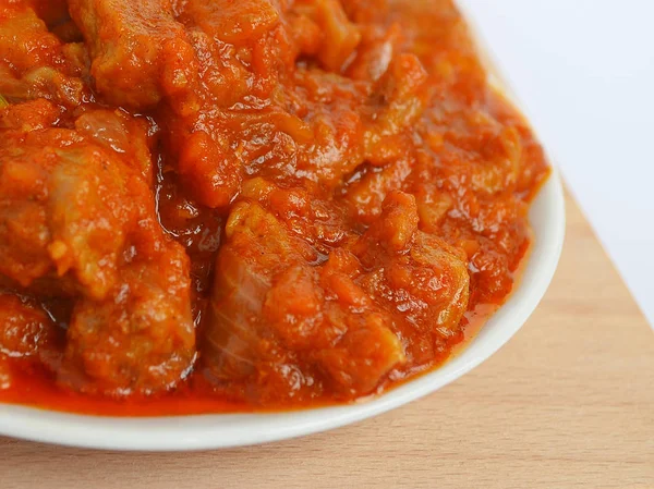 Comida Casera Carne Estofada Con Zanahorias Cebollas Pimentón Plato Blanco — Foto de Stock