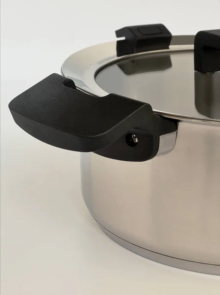 Moderner Weißer Metall Suppentopf Mit Schwarzen Henkeln Nahaufnahme Stilvolles Küchenkonzept — Stockfoto