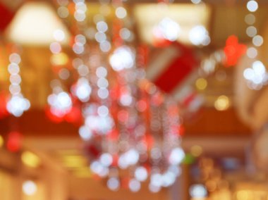 Bokeh ile bulanık iç: alışveriş merkezi festively yaktı ve parlak çelenk ile dekore edilmiş arka plan tatil için Noel ve yeni yıl