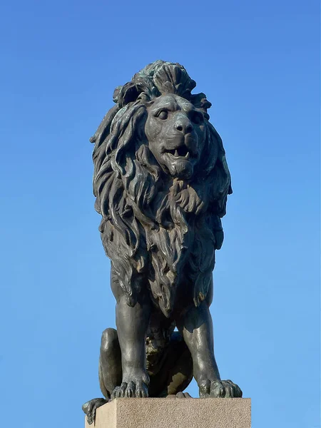 Antigua Estatua León Sobre Pedestal Piedra Contra Cielo Azul Cerca — Foto de Stock